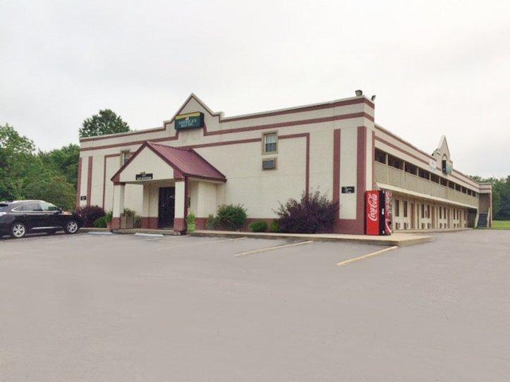 Red Roof Inn Скотсбърг Екстериор снимка