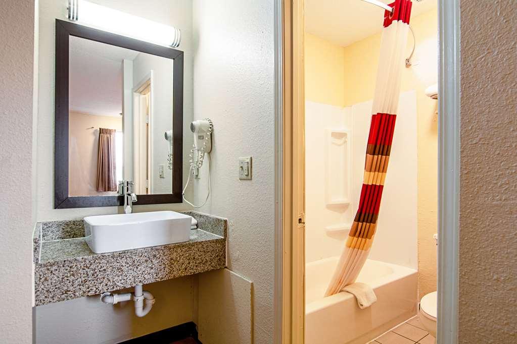Red Roof Inn Скотсбърг Стая снимка